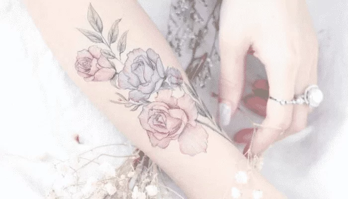 tatuagem femimina com motivo floral
