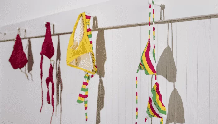 trajes de banho pendurados