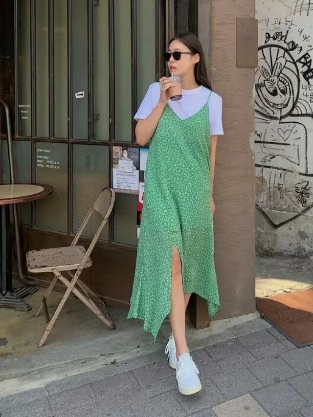 vestido-de-alcas-fluido-verde-e-camiseta-branca.j