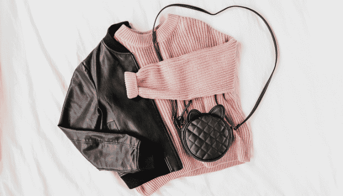 sueter rosa e jaqueta preta look